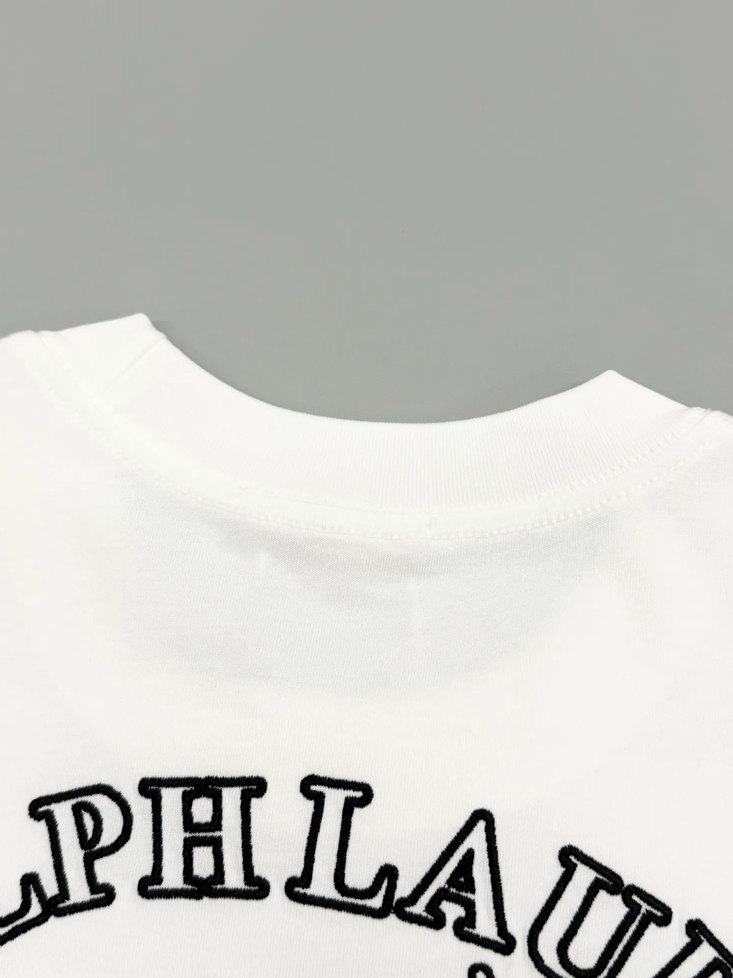 P160 [High Quality]Ralph Lauren*Ralph Lauren embroidery micro-label simple‼ ️Short-sleeved T-shirt 💗Ralph Lauren classic short-sleeved T-shirt, custom-made 280g pure cotton fabric, soft and breathable, classic horseback golf🏌️ embroidery on the chest, logo + logo embroidery on the back, simple and recognizable. Round neck design, neat tailoring, customized 280g pure cotton fabric, soft and smooth to the touch, great breathability, super comfortable to wear in summer! The same loose version for men and women, OK to wear alone or layered, versatile ~ 𝐂𝐎𝐋𝐎𝐔𝐑: black white 𝐒𝐈𝐙𝐄: S-xL Size chart: S: Shoulder width 51 - Bust 55 - Clothing length 70 M: Shoulder width 53 - Bust 57 - Clothing length 72 L: Shoulder width 55 - Bust 59 - Clothing length 74 XL: Shoulder width 57 - Bust 61 - Clothing length 76